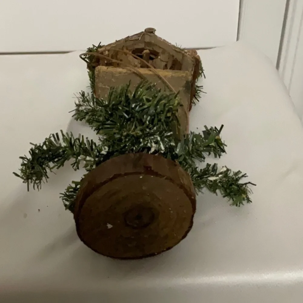 𝅺wooden Bird house